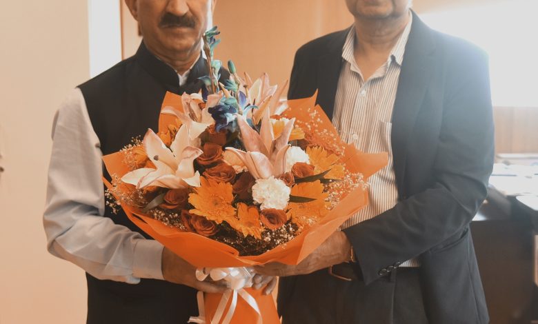 मुख्यमंत्री ने 16वें वित्तायोग के अध्यक्ष से भेंट की, आरडीजी जारी रखने का आग्रह किया मुख्यमंत्री ने 16वें वित्तायोग के अध्यक्ष से भेंट की, आरडीजी जारी रखने का आग्रह किया