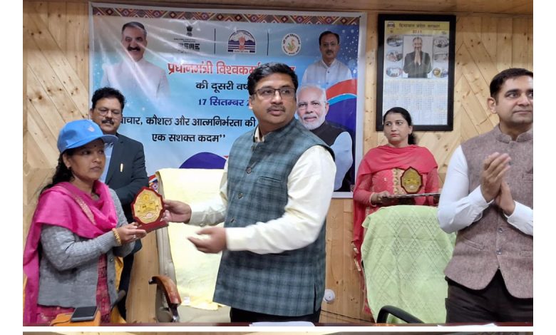 हिमाचल में प्रधानमंत्री विश्वकर्मा योजना की दूसरी वर्षगांठ, 19,000 से अधिक लाभार्थी जुड़े – 12,000 कारीगरों को मिला प्रशिक्षण