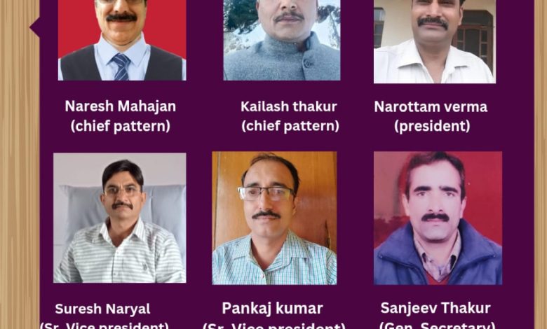 मोबाइल बैन पर शिक्षकों का विरोध, विभाग को दी आंदोलन की चेतावनी