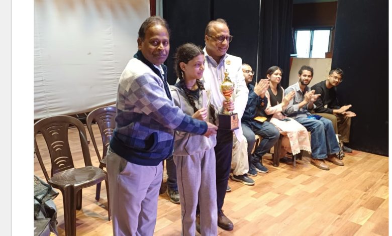 पहला स्थान दयानंद पब्लिक स्कूल की अक्षिता शर्मा को मिला