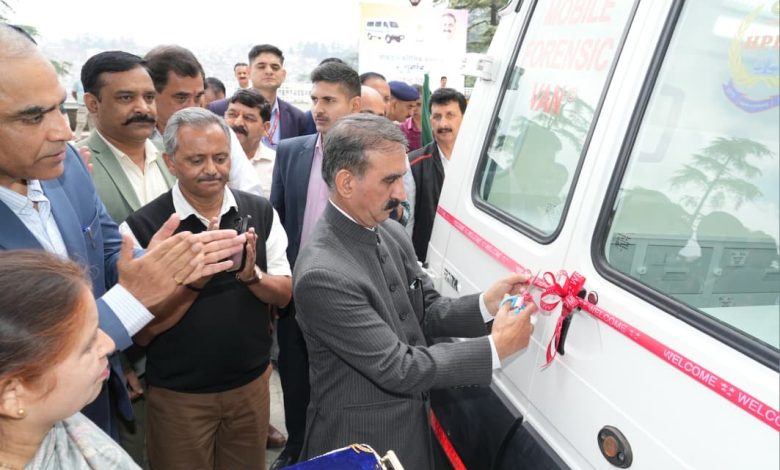 ख्यमंत्री ने छः अत्याधुनिक मोबाइल फोरेंसिक वैन को झंडी दिखाकर रवाना किया
