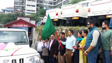 लोक निर्माण मंत्री ने 35 बोलेरो कैम्पर को हरी झंडी दिखाकर किया रवाना लोक निर्माण मंत्री ने 35 बोलेरो कैम्पर को हरी झंडी दिखाकर किया रवाना