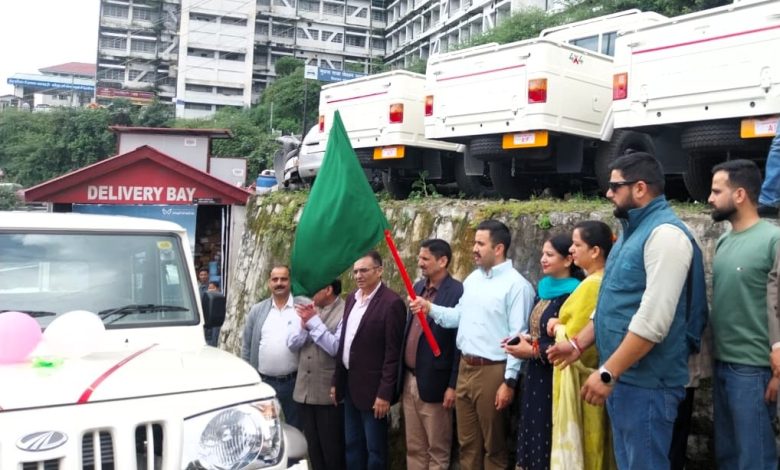 लोक निर्माण मंत्री ने 35 बोलेरो कैम्पर को हरी झंडी दिखाकर किया रवाना