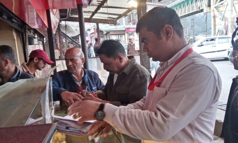 असर विशेष: त्योहारों की मिठास पर निगरानी — रसगुल्ले से बर्फी तक जांच की जद में असर विशेष: त्योहारों की मिठास पर निगरानी — रसगुल्ले से बर्फी तक जांच की जद में