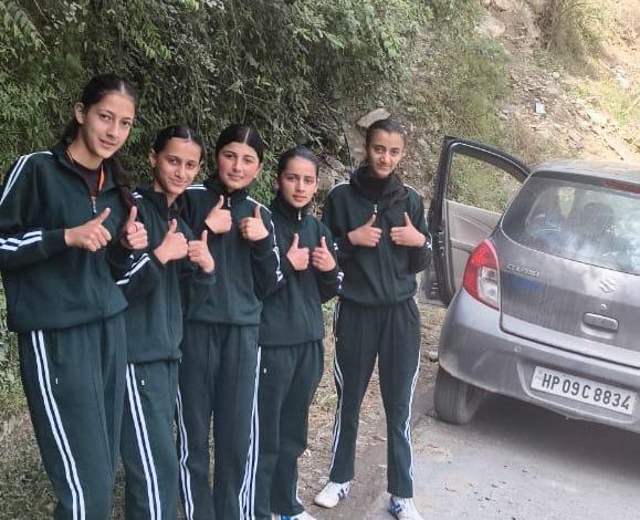 पढ़ाई के साथ-साथ राजकीय उच्च पाठशाला कराटी खेल में भी अव्वल पढ़ाई के साथ-साथ राजकीय उच्च पाठशाला कराटी खेल में भी अव्वल