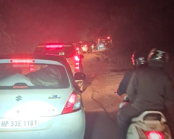 सुंदरनगर के नज़दीक डोड़वां में घंटों जाम, सड़क की खराब हालत से लोगों को भारी परेशानी