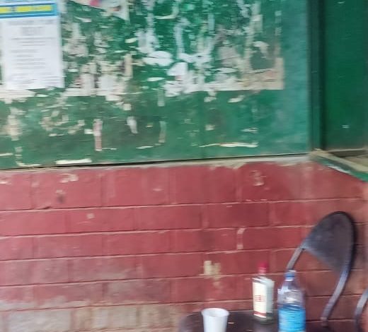 असर विशेष: रेन शेल्टर बने शराबखाने, प्रशासन मौन असर विशेष: रेन शेल्टर बने शराबखाने, प्रशासन मौन