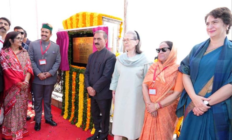 हिमाचल के साथ केंद्र सरकार का सौतेला व्यवहारः प्रियंका गांधी हिमाचल के साथ केंद्र सरकार का सौतेला व्यवहारः प्रियंका गांधी