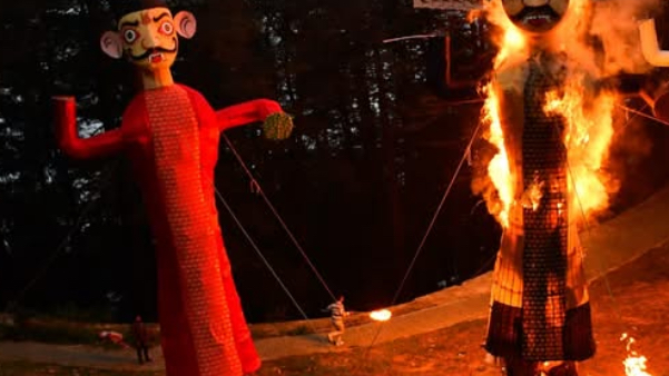 जाखू में 40 फुट ऊँचे रावण के पुतले का दहन जाखू में 40 फुट ऊँचे रावण के पुतले का दहन