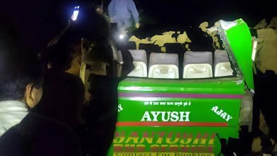 बालूघाट क्षेत्र में भूस्खलन की चपेट में आने से एक निजी बस  दुर्घटनाग्रस्त’15 की मौत