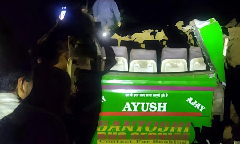 बालूघाट क्षेत्र में भूस्खलन की चपेट में आने से एक निजी बस  दुर्घटनाग्रस्त’15 की मौत बालूघाट क्षेत्र में भूस्खलन की चपेट में आने से एक निजी बस  दुर्घटनाग्रस्त’15 की मौत