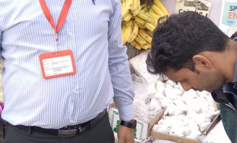 असर विशेष: अलर्ट : रंग-बिरंगे रसगुल्लों में मिले बाल , 54 किलो मिठाइयाँ नष्ट असर विशेष: अलर्ट : रंग-बिरंगे रसगुल्लों में मिले बाल , 54 किलो मिठाइयाँ नष्ट