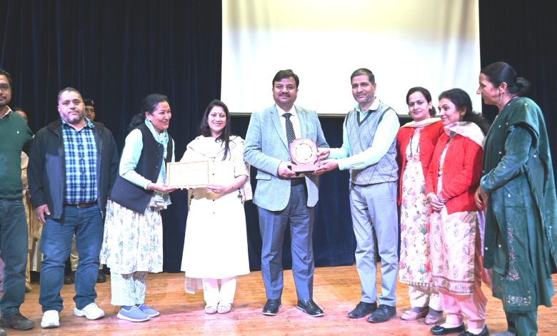 बच्चे शिक्षा पर दें अधिक ध्यान – उपायुक्त बच्चे शिक्षा पर दें अधिक ध्यान – उपायुक्त