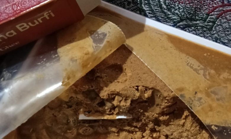 अलर्ट: मिठास में मिलावट! टूटू में सड़ी बर्फी बेचकर लोगों की सेहत से खिलवाड़ अलर्ट: मिठास में मिलावट! टूटू में सड़ी बर्फी बेचकर लोगों की सेहत से खिलवाड़