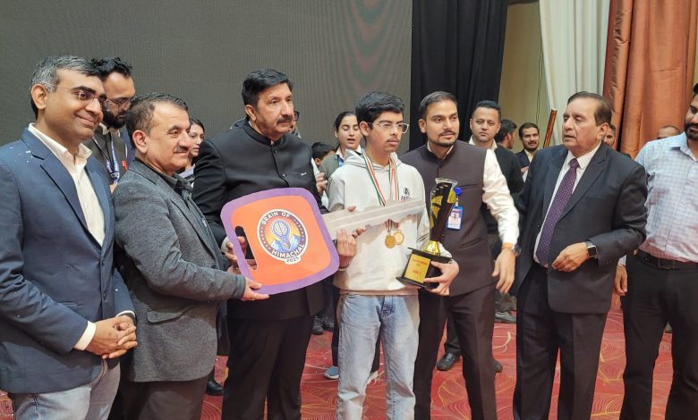 विद्यापीठ हिलग्रोव स्कूल का छात्र अक्षत ठाकुर बना “ब्रेन ऑफ हिमाचल 2025”, जीती चमचमाती कार विद्यापीठ हिलग्रोव स्कूल का छात्र अक्षत ठाकुर बना “ब्रेन ऑफ हिमाचल 2025”, जीती चमचमाती कार