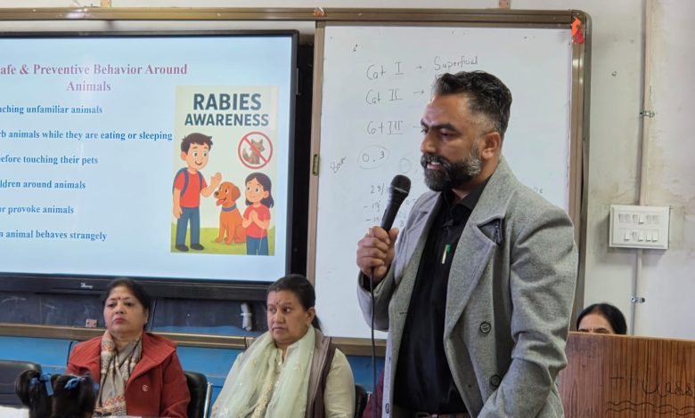 पशु-जनित दुर्घटनाओं से बचाव पर छात्रों को किया जागरूक—मशोबरा में विशेष कार्यशाला” पशु-जनित दुर्घटनाओं से बचाव पर छात्रों को किया जागरूक—मशोबरा में विशेष कार्यशाला”
