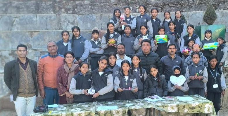 मास्टर ट्रेनर सोनिका ने कथोग स्कूल में छात्रों को आर्ट एंड क्राफ्ट की दी जानकारी