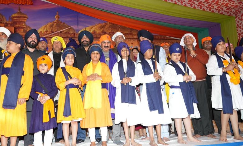 गुरु तेग बहादुर शहीदी शताब्दी पर निकला भव्य नगर कीर्तन, सिख कलाकारों ने दिखाए गतका के अद्भुत करतब गुरु तेग बहादुर शहीदी शताब्दी पर निकला भव्य नगर कीर्तन, सिख कलाकारों ने दिखाए गतका के अद्भुत करतब