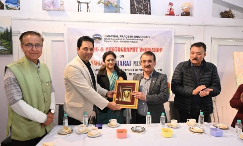 दृश्य कला विभाग में “स्वच्छ भारत मिशन” विषय पर चित्रकला एवं फोटोग्राफी कार्यशाला का समापन दृश्य कला विभाग में “स्वच्छ भारत मिशन” विषय पर चित्रकला एवं फोटोग्राफी कार्यशाला का समापन