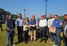 कंधों पर पोल, दिल में उम्मीद—बिना पदोन्नति काम कर रहे कर्मियों की पुकार मंत्री तक पहुँची कंधों पर पोल, दिल में उम्मीद—बिना पदोन्नति काम कर रहे कर्मियों की पुकार मंत्री तक पहुँची