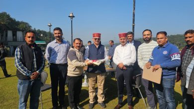 कंधों पर पोल, दिल में उम्मीद—बिना पदोन्नति काम कर रहे कर्मियों की पुकार मंत्री तक पहुँची कंधों पर पोल, दिल में उम्मीद—बिना पदोन्नति काम कर रहे कर्मियों की पुकार मंत्री तक पहुँची