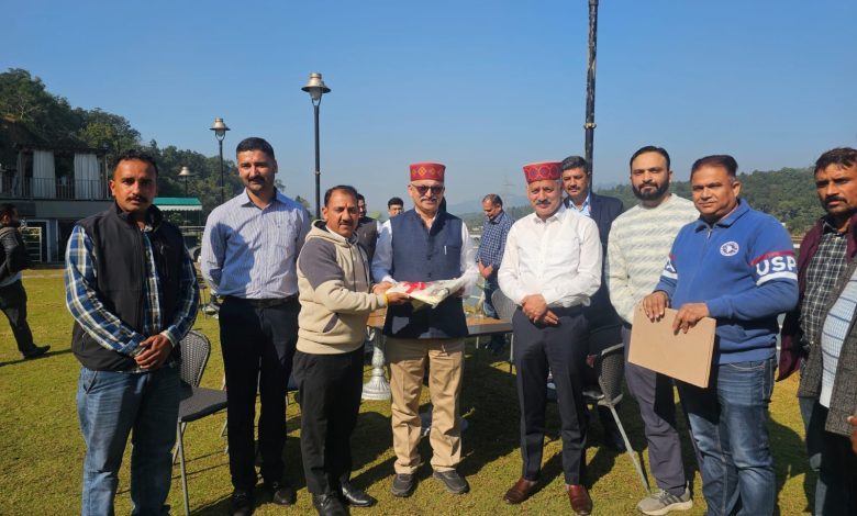 कंधों पर पोल, दिल में उम्मीद—बिना पदोन्नति काम कर रहे कर्मियों की पुकार मंत्री तक पहुँची