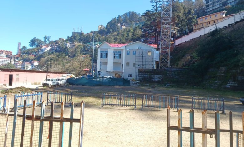 ऐतिहासिक आईस स्केटिंग रिंक में स्केटिंग का सत्र शुरू करने के लिए तैयारियां शुरू