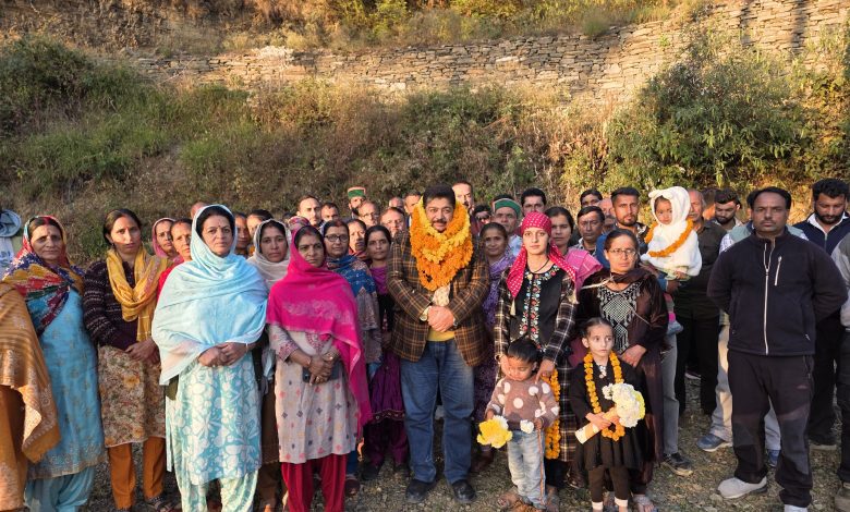 कियारी से खिन्ना तक सड़क बनेगी जल्द — डॉ. कर्नल संजय शांडिल ने बांजनी पंचायत में ग्रामीणवासियों को दिया भरोसा”