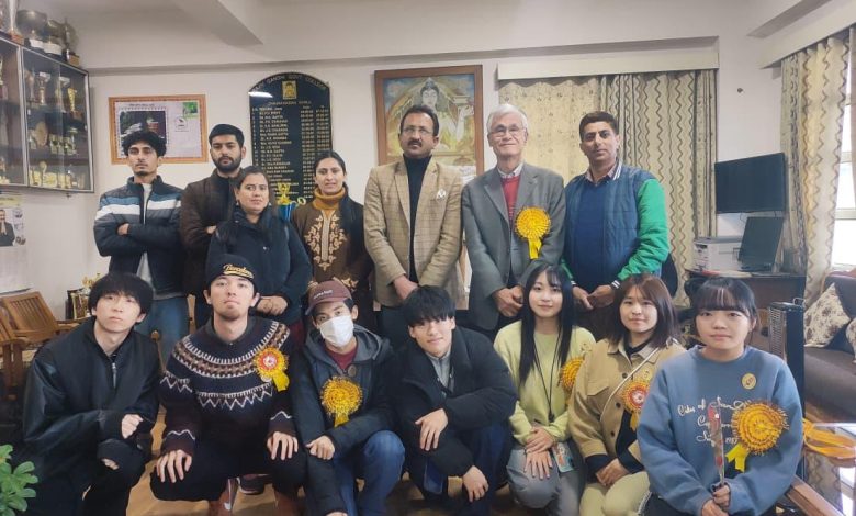 कोटशेरा कॉलेज में जापानी प्रतिनिधि मंडल का जोरदार स्वागत — 150 छात्रों ने लिया हिस्सा कोटशेरा कॉलेज में जापानी प्रतिनिधि मंडल का जोरदार स्वागत — 150 छात्रों ने लिया हिस्सा