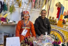 असर विशेष : ड्राई फ्लावर के रंगों की मुस्कान के पीछे ये उदासी क्यों असर विशेष : ड्राई फ्लावर के रंगों की मुस्कान के पीछे ये उदासी क्यों