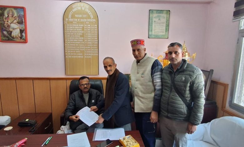 उप शिक्षा निदेशक स्कूल (उच्च) मंडी से संपर्क कर पदोन्नत प्रधानाचार्य को तैनाती देने की मांग