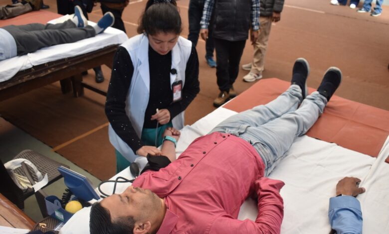 रेड रिबन क्लब और NCC के सहयोग से जेयूआईटी वाकनाघाट में रक्तदान शिविर, विश्वविद्यालय ने दिखाई सेवा भावना