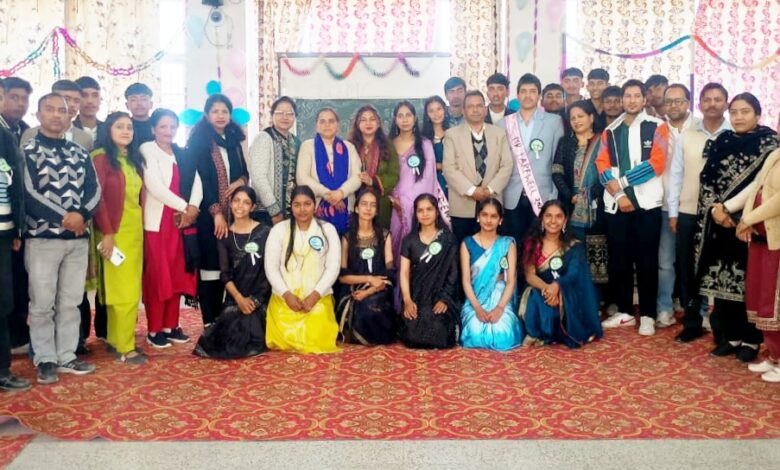 प्रधानाचार्य की प्रेरणा और सांस्कृतिक प्रस्तुतियों के बीच 12वीं कक्षा को दी गई विदाई