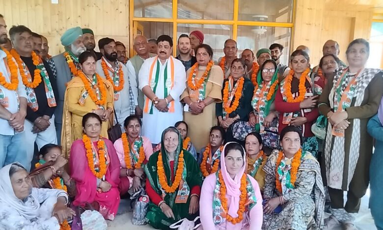 गुरविंदर सिंह काला मंडल उपाध्यक्ष भारतीय जनता पार्टी सोलन ने 50 भाजपा कार्यकर्ताओ के साथ थामा कांग्रेस का दामन