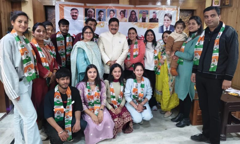 कर्नल संजय शांडिल की अगुवाई में 19 युवाओ ने थामा कांग्रेस का दामन