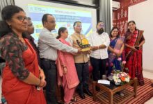 केरल विश्वविद्यालय में राष्ट्रीय संगोष्ठी में लेखक एस.आर. हरनोट का सम्मान केरल विश्वविद्यालय में राष्ट्रीय संगोष्ठी में लेखक एस.आर. हरनोट का सम्मान