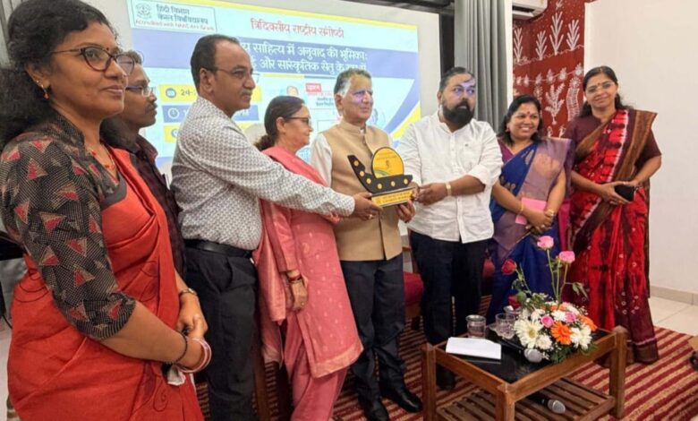 केरल विश्वविद्यालय में राष्ट्रीय संगोष्ठी में लेखक एस.आर. हरनोट का सम्मान