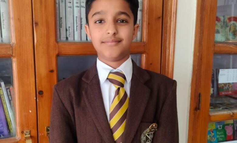 “7वीं के छात्र वेदांत शर्मा ने लिखी पहली किताब, एएचएसबी ने किया सम्मान”