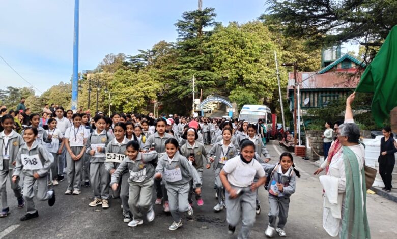 Steps that Heal the World”: 880 छात्राओं के साथ विद्यालय मैराथन में उमड़ा उत्साह