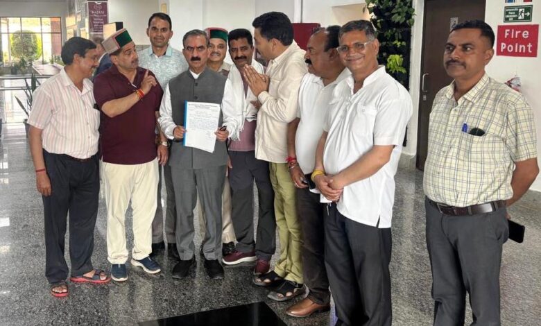 कांगड़ा एयरपोर्ट पर CM से मिले ऑपरेटर्स, मैनुअल फिटनेस टेस्ट की मांग