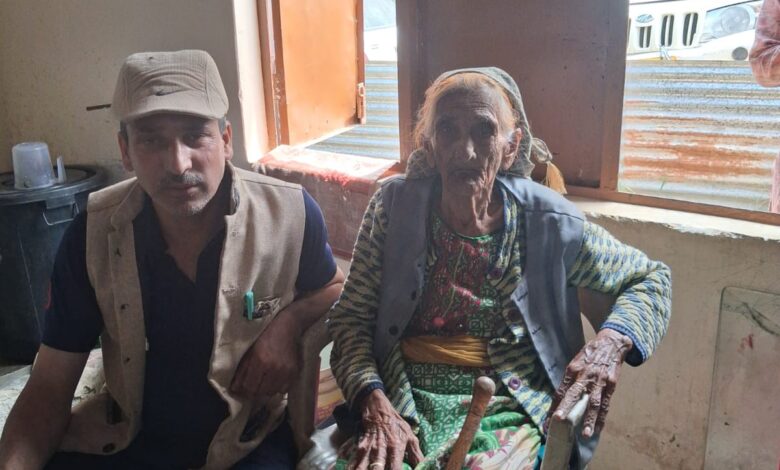 वोट जरूर करें” — 98 वर्षीय मतदाता की युवाओं को सीख