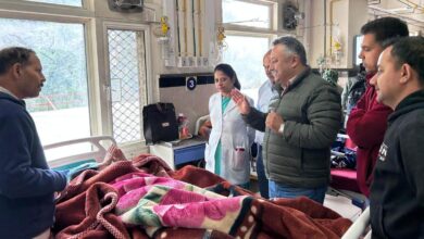 शिक्षा मंत्री ने अस्पताल में घायल शिक्षक रीना कुमारी और तारा देवी से बातचीत की