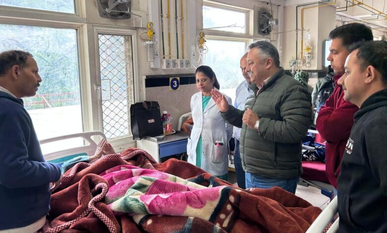 शिक्षा मंत्री ने अस्पताल में घायल शिक्षक रीना कुमारी और तारा देवी से बातचीत की