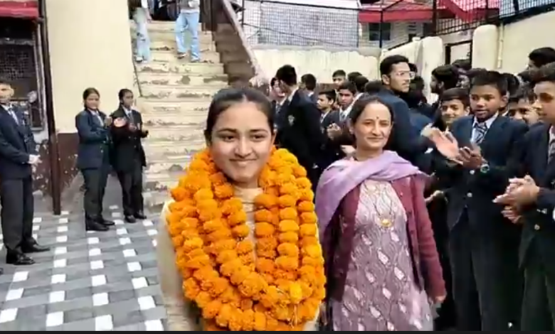 “एस.डी. स्कूल शिमला का नाम रोशन: आंचल वर्मा ने हिमाचल बोर्ड परीक्षा की टॉप-10 सूची में बनाई जगह”