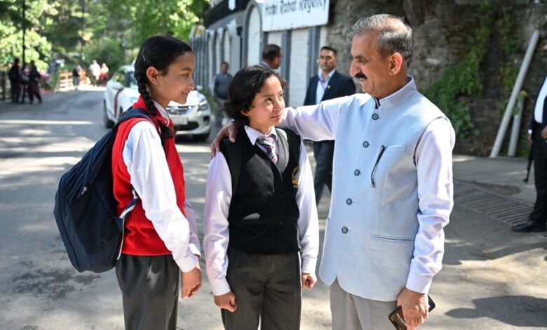 CM ने स्कूली बच्चों से पूछा” कैसे पढ़ाते है टीचर्स।