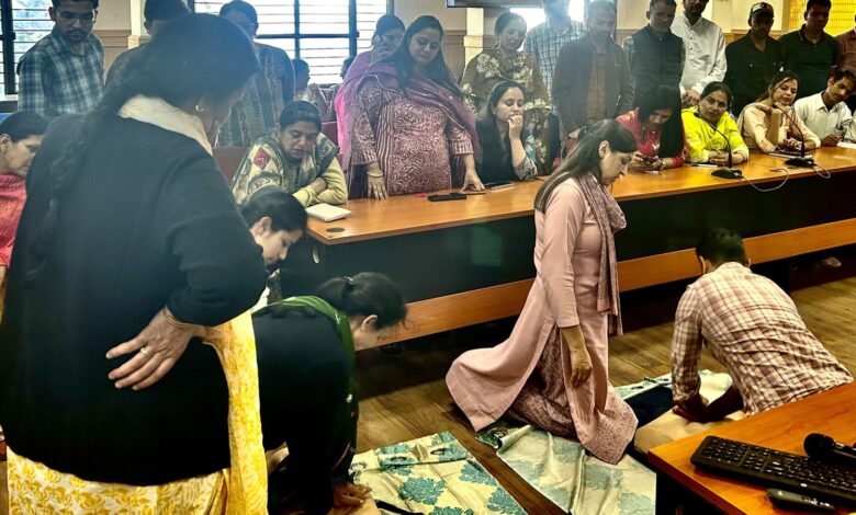 मानवीय संगठन डूअर्स ने स्कूल शिक्षा निदेशालय के अधिकारियों एवं कर्मचारियों को सीपीआर का प्रशिक्षण प्रदान किया