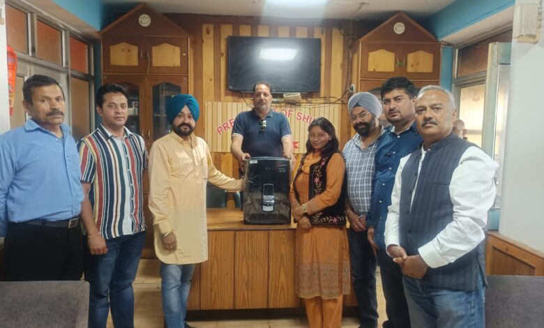 सामाजिक सरोकार निभाते हुए संस्था ने प्रेस क्लब को दी स्वच्छ पेयजल की सुविधा