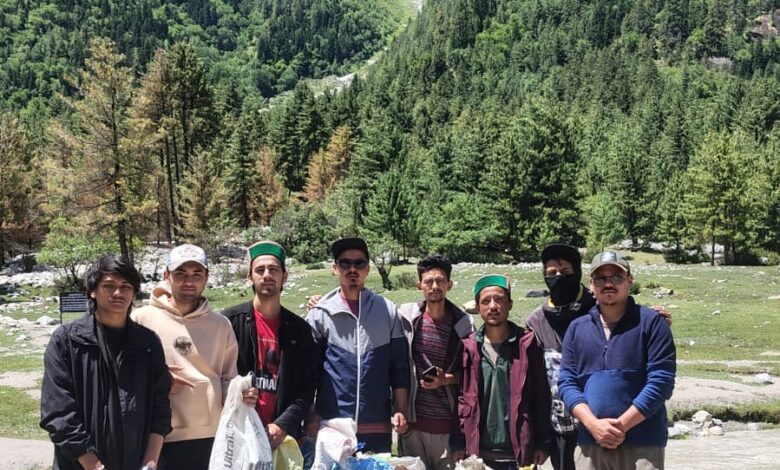 हिमालय की वादियों से गूंजा प्रकृति संरक्षण का संदेश, रकछम के युवाओं ने छेड़ी प्लास्टिक के खिलाफ मुहिम