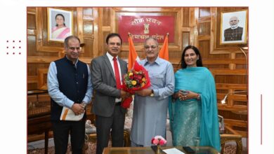 शिमला यूनिवर्सिटी (एपीजी) प्रबंधन ने राज्यपाल से की भेंट, पौधरोपण अभियान के लिए दिया निमंत्रण