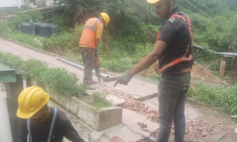 स्वेज कंपनी द्वारा पाइपलाइन बिछाने के बाद क्षतिग्रस्त रास्तों की मरम्मत व पुनर्बहाली का कार्य युद्ध स्तर पर जारी